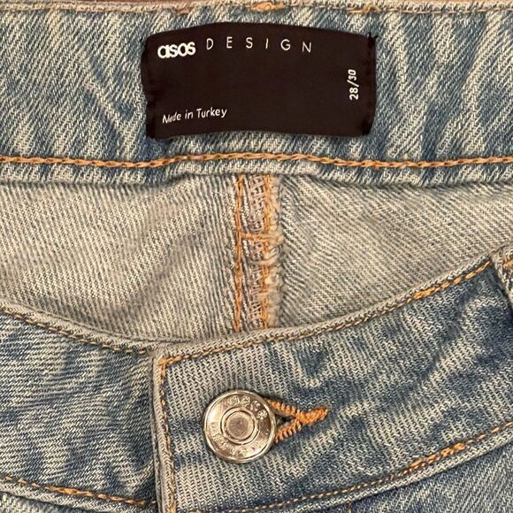 ASOS DESIGN Curve high rise distressed mom jeans light wash with rips 28/30 - Picture 3 of 13